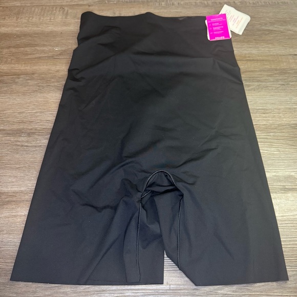 SPANX Thinstincts High Waisted Mid Thigh Short in Very Black